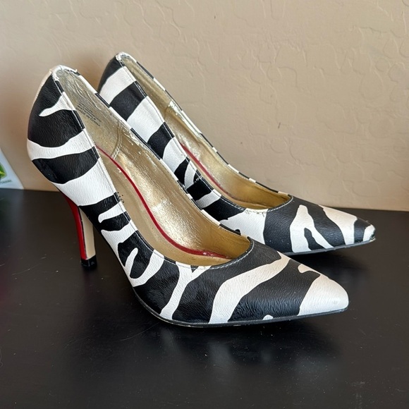 Kelly & Katie Women's Black and White Courts. Size 7. 4 inch heels. - Picture 1 of 7